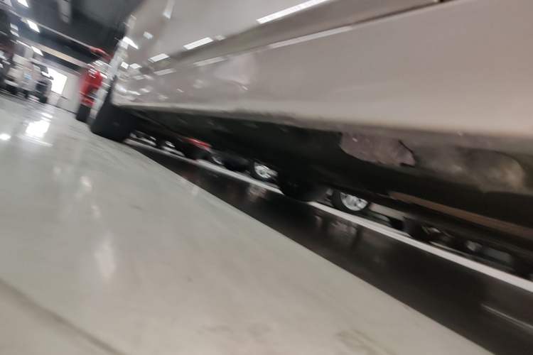 Used BMW 5 Series 2014 525Li Luxury Design Package Right Side Sill