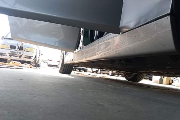 Used BMW 5 Series 2014 525Li Luxury Design Package Right Side Sill