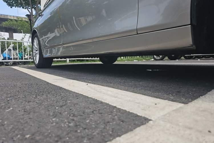 Used BMW 5 Series 2014 525Li Luxury Design Package Right Side Sill