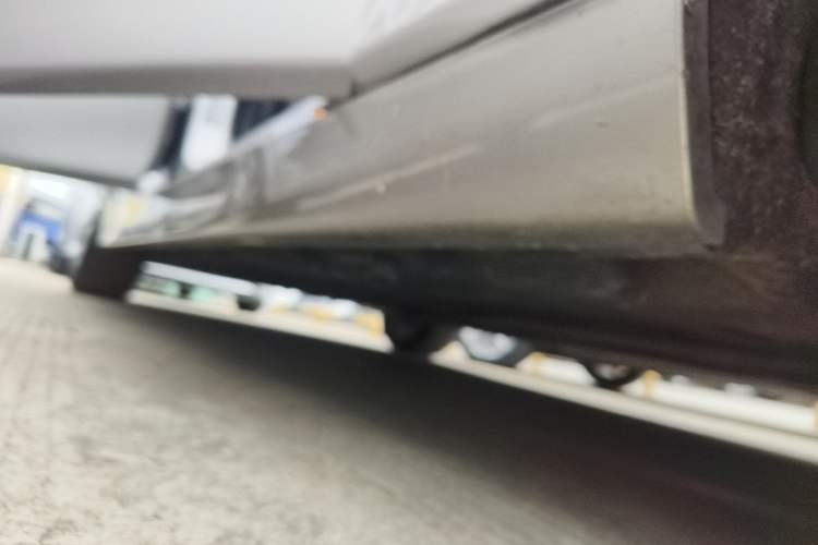 Used BMW 5 Series 2014 525Li Luxury Design Package Right Side Sill