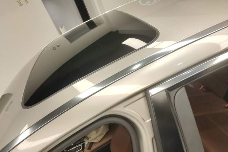 Used BMW 5 Series 2014 535Li Leading Model Roof