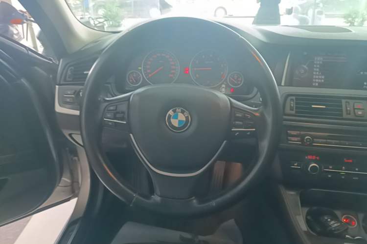 Used BMW 5 Series 2014 525Li Luxury Design Package Steering Wheel