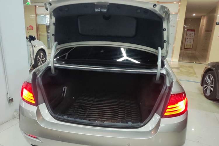 Used BMW 5 Series 2014 525Li Leading Model Trunk
