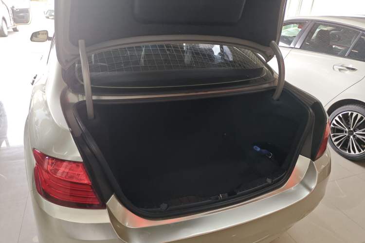 Used BMW 5 Series 2014 520i Elegant Edition Trunk