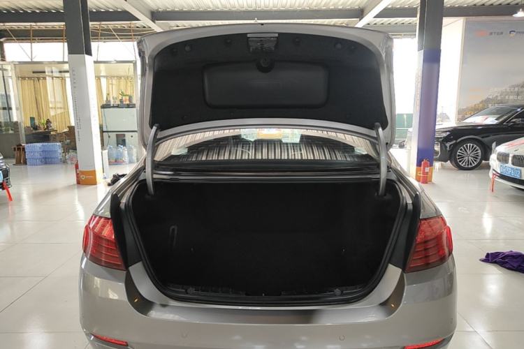 Used BMW 5 Series 2014 525Li Leading Model Trunk