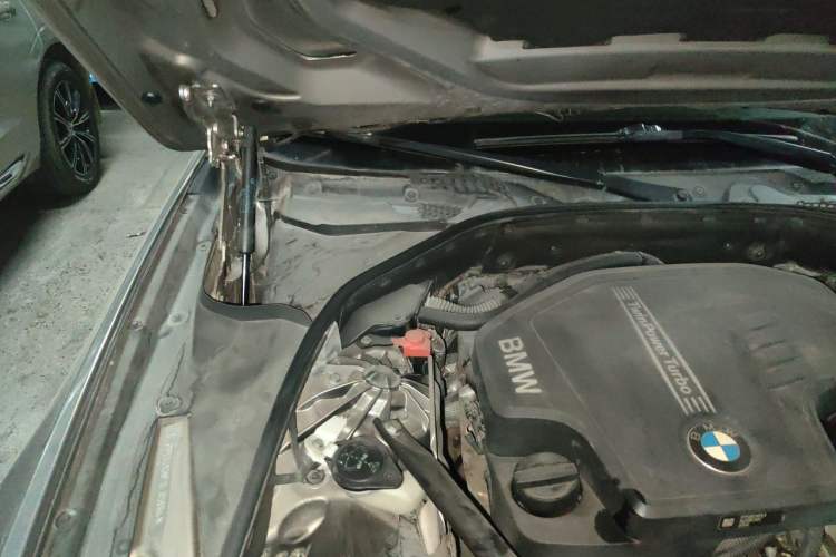 Used BMW 5 Series 2014 525Li Leading Model Engine Bay Right