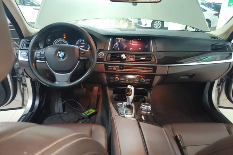 Used BMW 5 Series 2014 525Li Luxury Design Package Center Console
