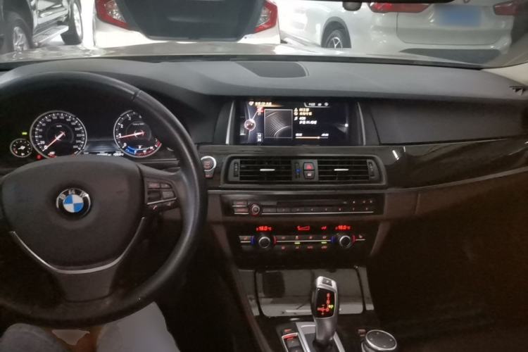 Used BMW 5 Series 2014 525Li Luxury Design Package Center Console