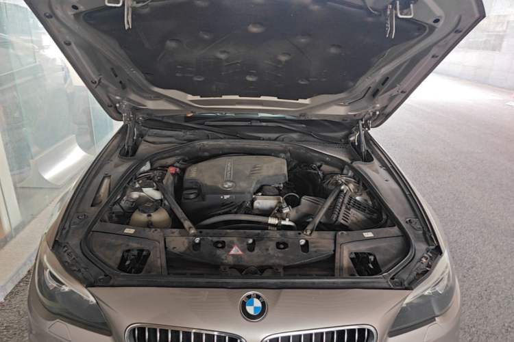 Used BMW 5 Series 2014 525Li Leading Model Engine Bay