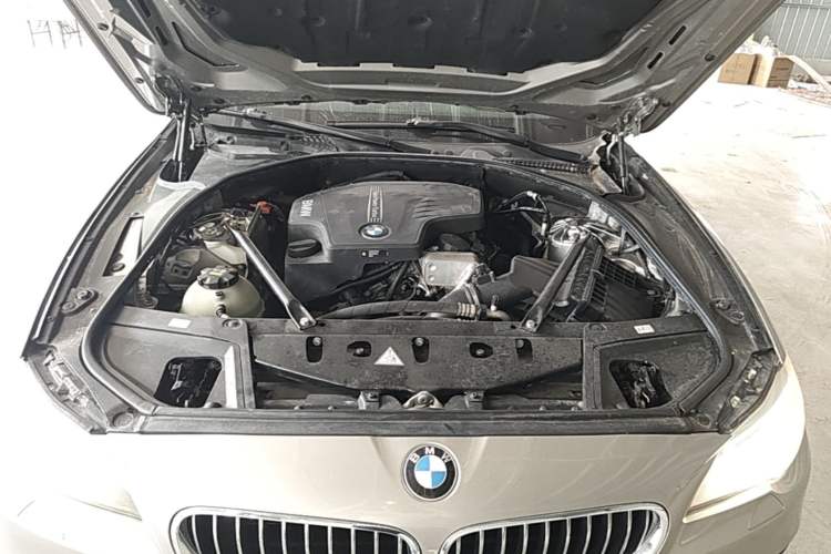 Used BMW 5 Series 2014 525Li Leading Model Engine Bay