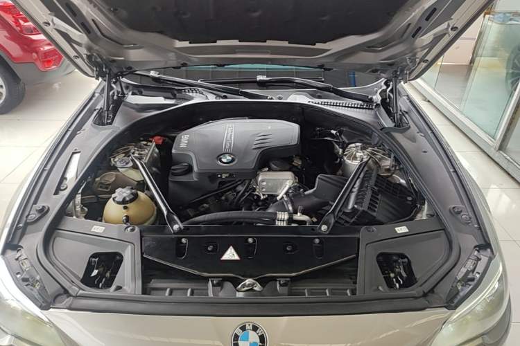 Used BMW 5 Series 2014 528Li Leading Model Engine Bay