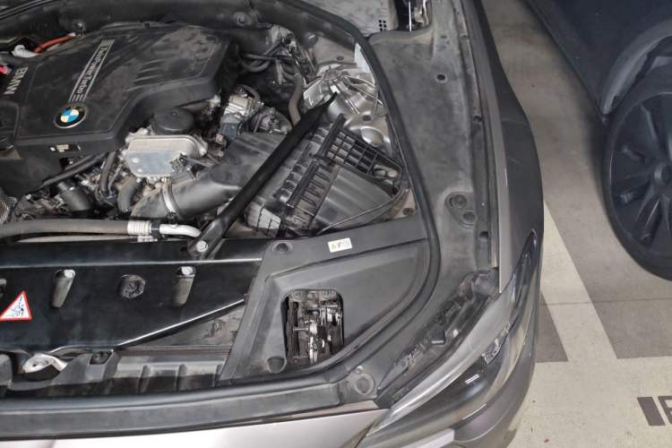 Used BMW 5 Series 2014 525Li Leading Model Engine Bay Left