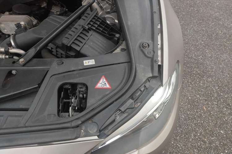 Used BMW 5 Series 2014 520Li Elegant Model Engine Bay Left