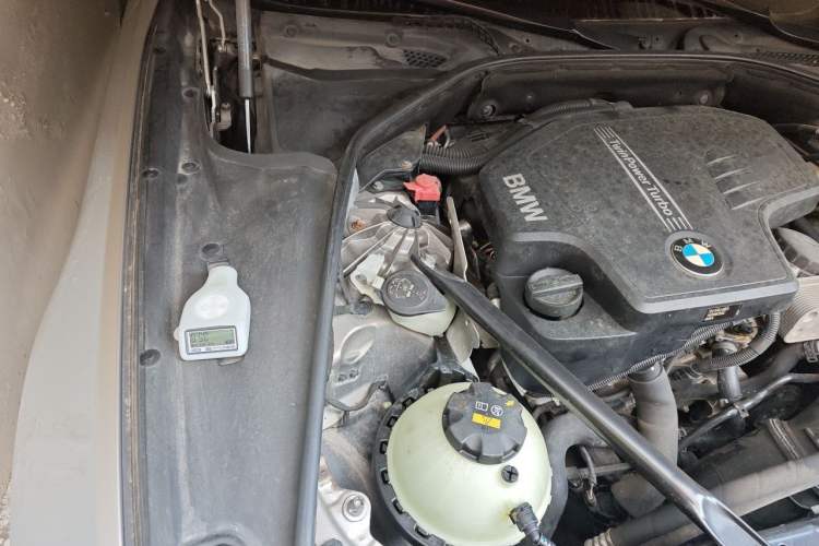 Used BMW 5 Series 2014 525Li Luxury Design Package Engine Bay Right