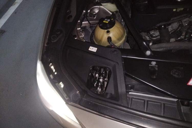 Used BMW 5 Series 2014 520Li Elegant Model Engine Bay Right