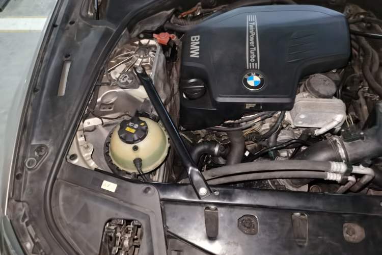 Used BMW 5 Series 2014 525Li Luxury Design Package Engine Bay Right