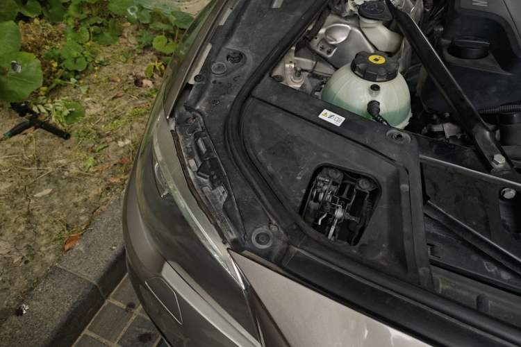 Used BMW 5 Series 2014 520Li Elegant Model Engine Bay Right