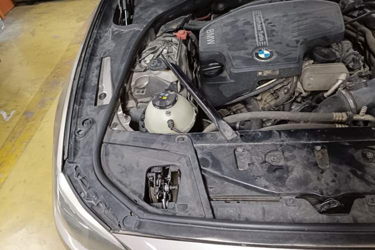 Used BMW 5 Series 2014 520Li Elegant Model Engine Bay Right
