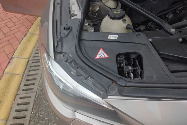 Used BMW 5 Series 2014 520Li Elegant Model Engine Bay Right