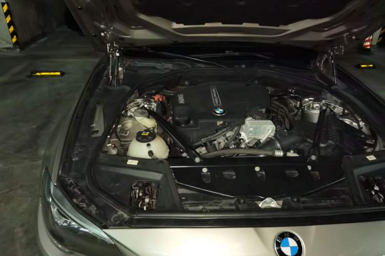 Used BMW 5 Series 2014 525Li Luxury Design Package Engine Bay Right