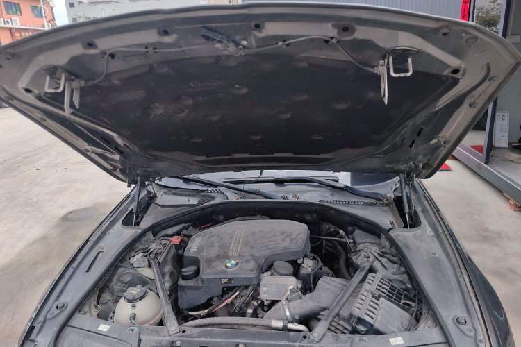 Used BMW 5 Series 2014 525Li Leading Model Engine Bay