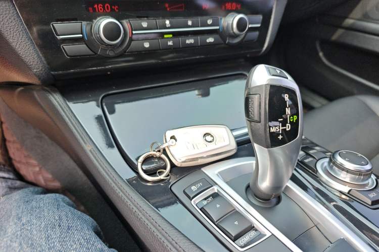Used BMW 5 Series 2014 520Li Elegant Model Interior 1