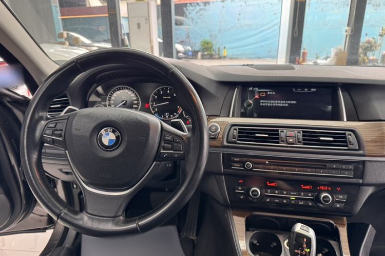 Used BMW 5 Series 2014 535Li Leading Model Interior 2