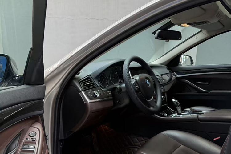 Used BMW 5 Series 2014 525Li Luxury Design Package Interior 3