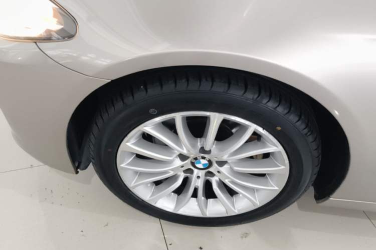 Used BMW 5 Series 2014 525Li Luxury Design Package Left Front Wheel Hub