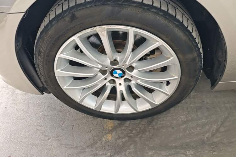 Used BMW 5 Series 2014 525Li Luxury Design Package Left Front Wheel Hub