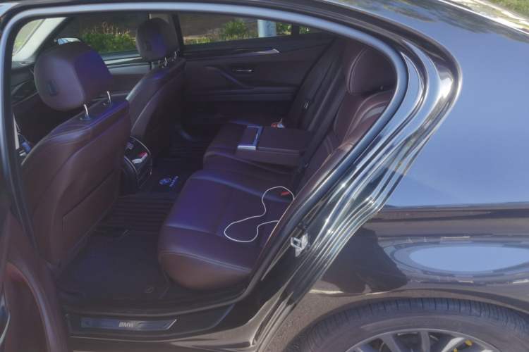 Used BMW 5 Series 2014 525Li Luxury Design Package Left Rear Seat