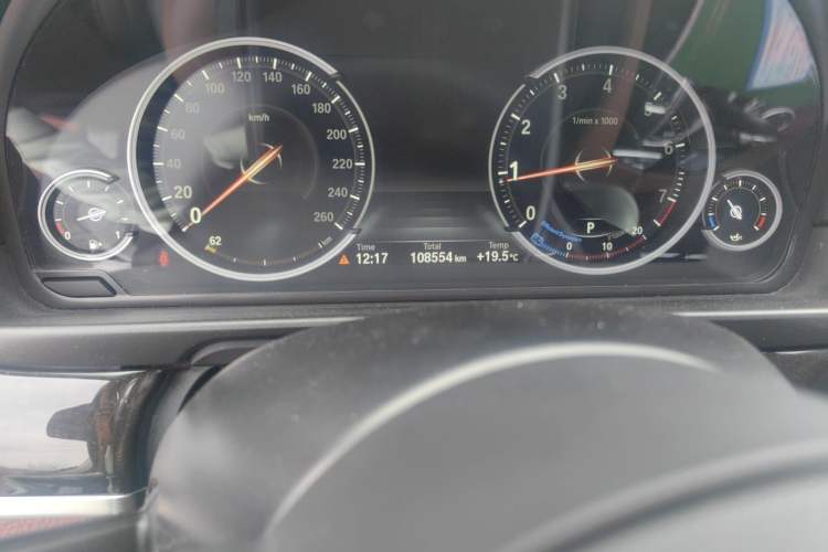 Used BMW 5 Series 2014 528Li Leading Model Odometer Close Up
