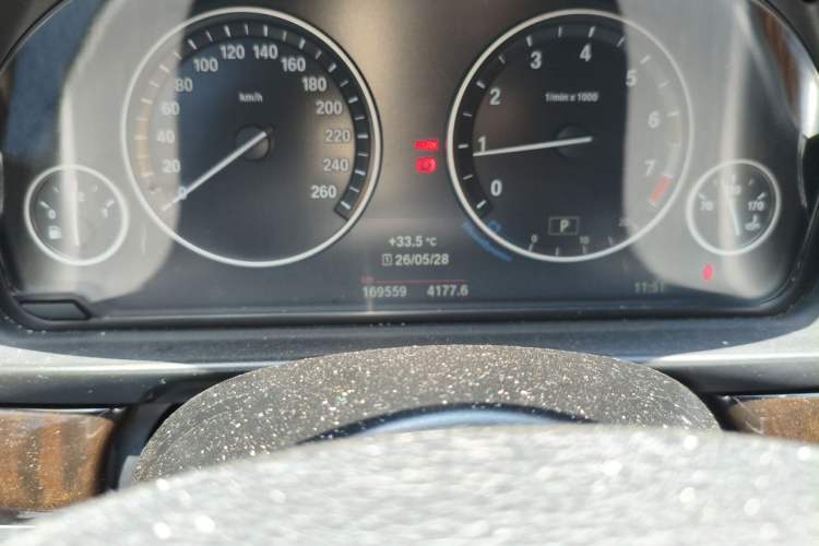 Used BMW 5 Series 2014 525Li Leading Model Odometer Close Up