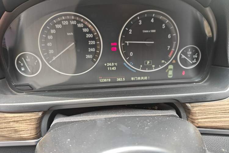 Used BMW 5 Series 2014 525Li Fashion Design Package Odometer Close Up