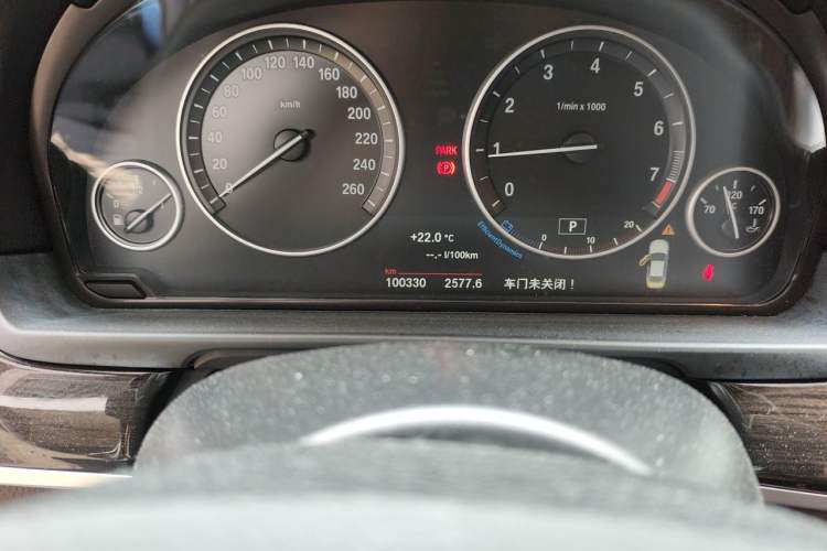 Used BMW 5 Series 2014 525Li Luxury Design Package Odometer Close Up