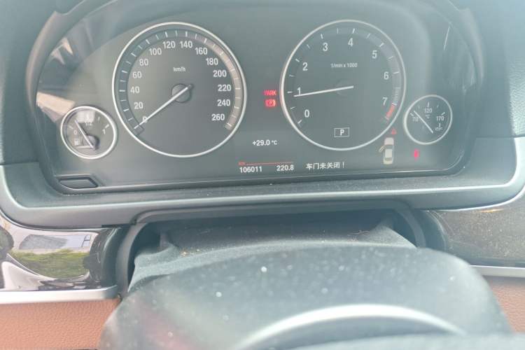 Used BMW 5 Series 2014 525Li Leading Model Odometer Close Up
