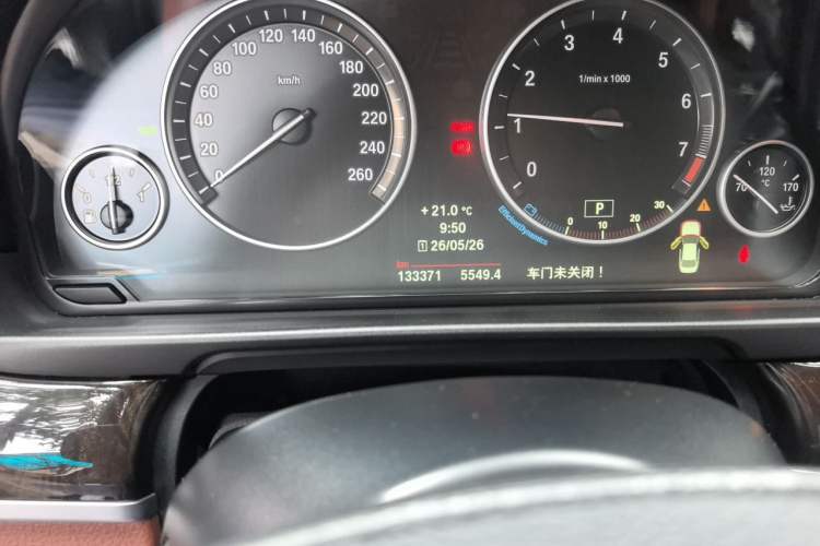 Used BMW 5 Series 2014 525Li Leading Model Odometer Close Up