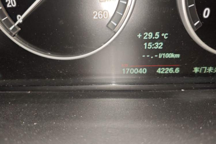 Used BMW 5 Series 2014 520Li Elegant Model Odometer Close Up