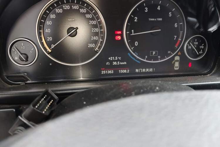 Used BMW 5 Series 2014 520Li Elegant Model Odometer Close Up