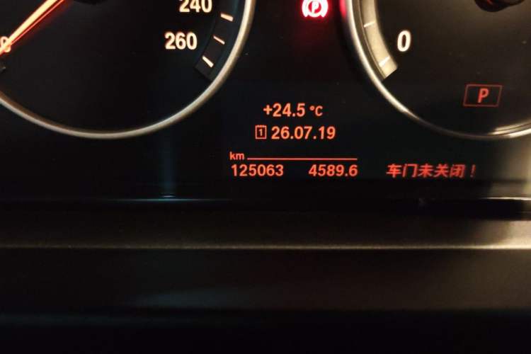 Used BMW 5 Series 2014 528Li Leading Model Odometer Close Up