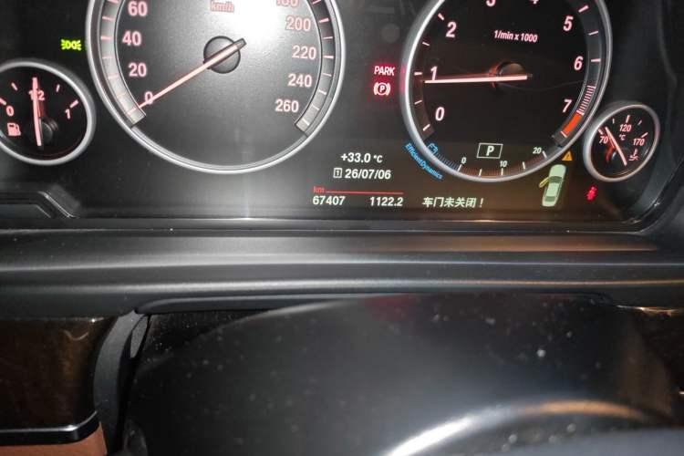 Used BMW 5 Series 2014 525Li Leading Model Odometer Close Up