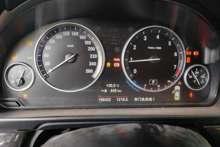 Used BMW 5 Series 2014 525Li Leading Model Odometer Close Up