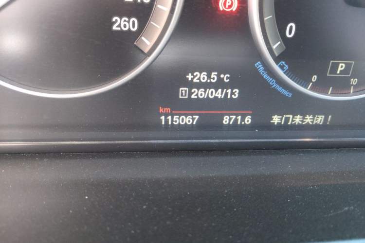 Used BMW 5 Series 2014 525Li Leading Model Odometer Close Up