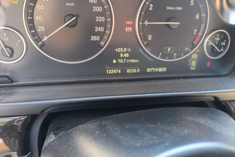 Used BMW 5 Series 2014 525Li Leading Model Odometer Close Up
