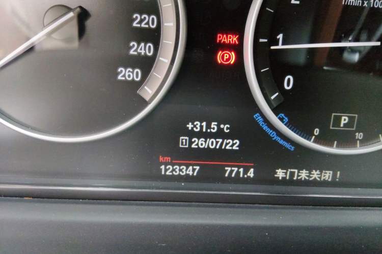 Used BMW 5 Series 2014 525Li Leading Model Odometer Close Up