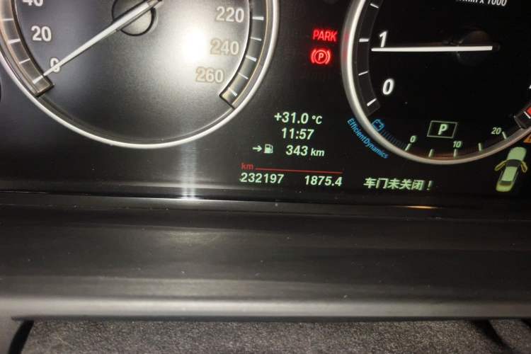 Used BMW 5 Series 2014 528Li Leading Model Odometer Close Up
