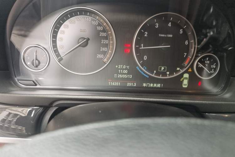 Used BMW 5 Series 2014 520Li Elegant Model Odometer Close Up
