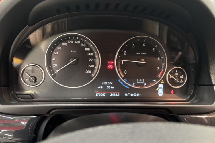 Used BMW 5 Series 2014 520Li Elegant Model Odometer Close Up