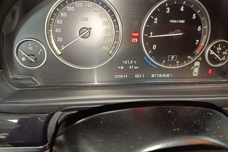 Used BMW 5 Series 2014 520Li Elegant Model Odometer Close Up