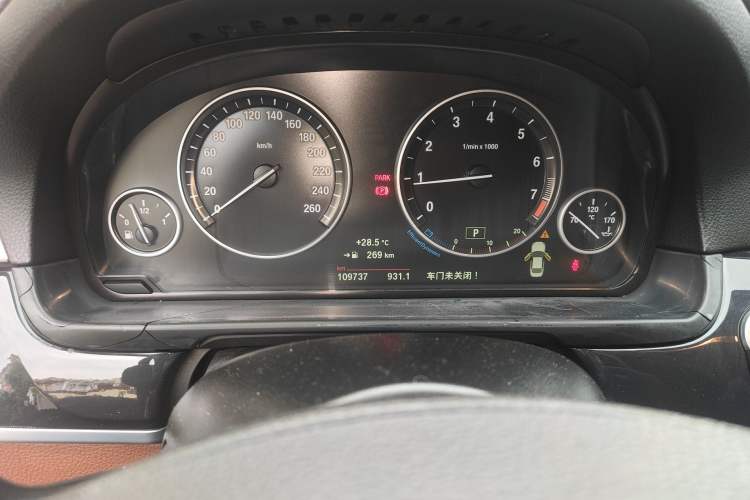 Used BMW 5 Series 2014 520Li Elegant Model Odometer Close Up
